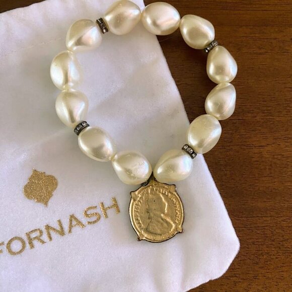 Fornash Faux Pearl British Coin Stretch Bracelet - Picture 2 of 3